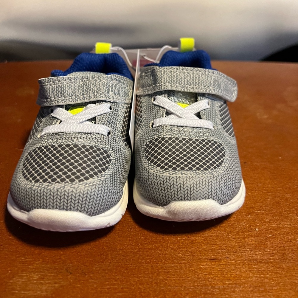 Carter’s baby tennis shoes, size 4 brand new